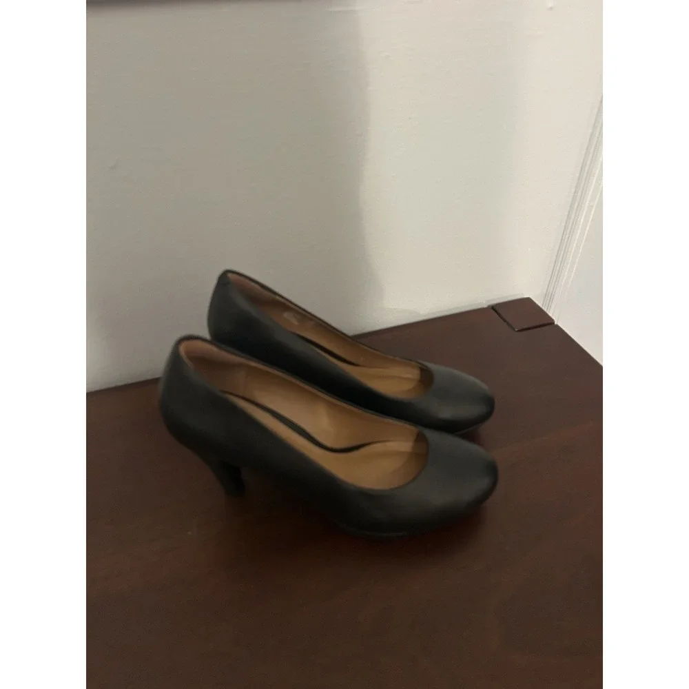 Clarks Women Black Leather Round Toe Pumps Kitten Heels Size 6.5 M